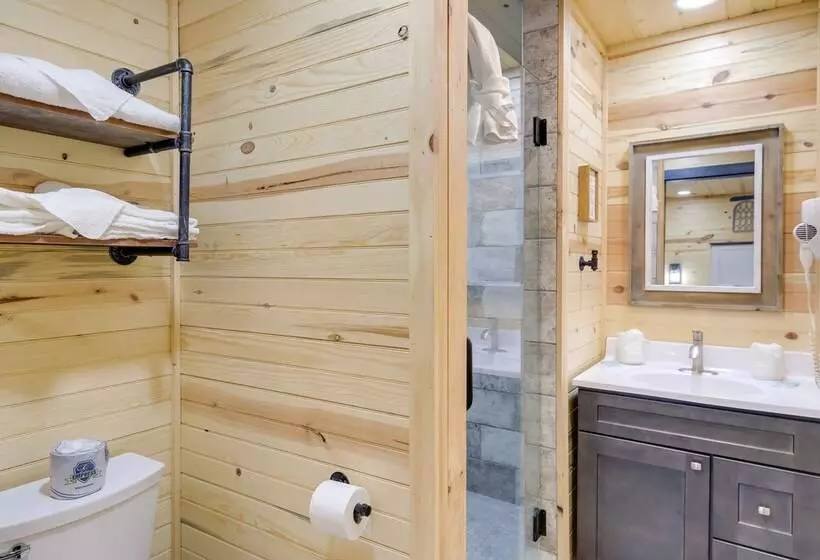 Spacious Sevierville Cabin W/ Hot Tub & Game Room!