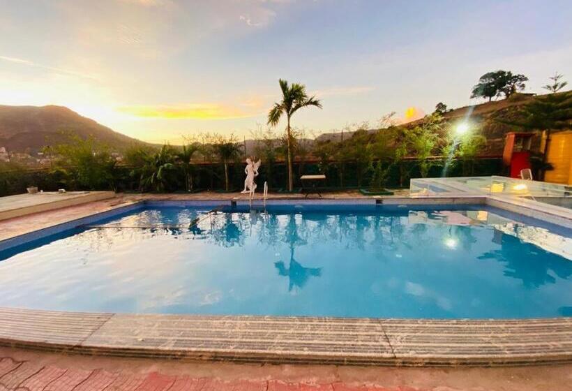 Отель Retro Forest Resort Lonavala