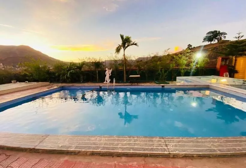 ホテル Retro Forest Resort Lonavala
