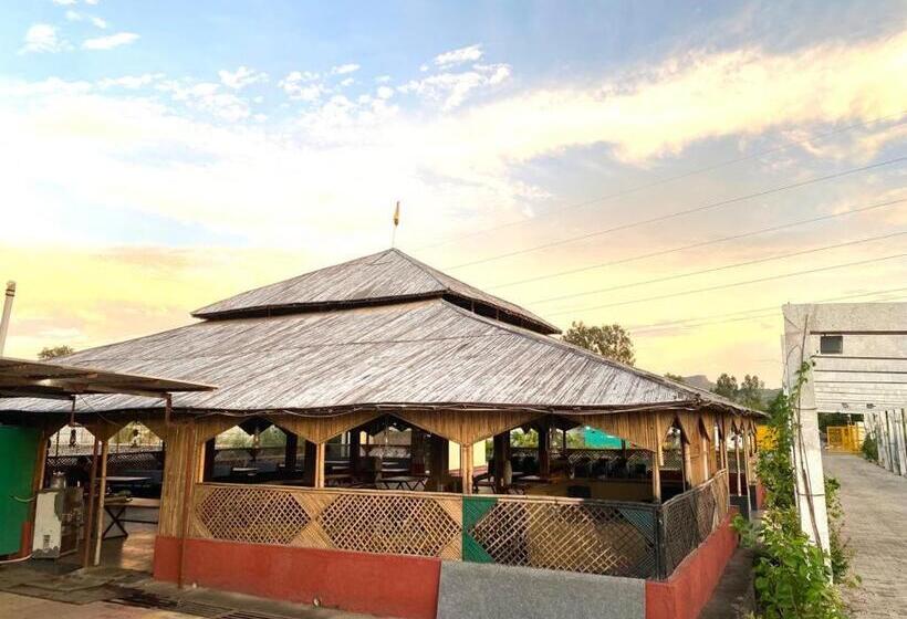 Отель Retro Forest Resort Lonavala