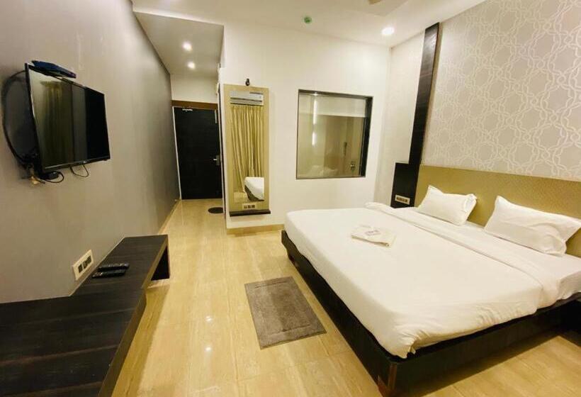 Отель Retro Forest Resort Lonavala