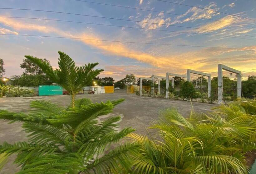 Отель Retro Forest Resort Lonavala