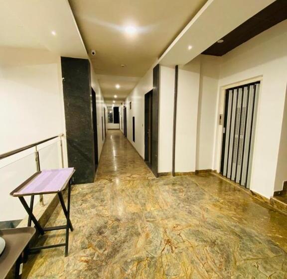 Отель Retro Forest Resort Lonavala