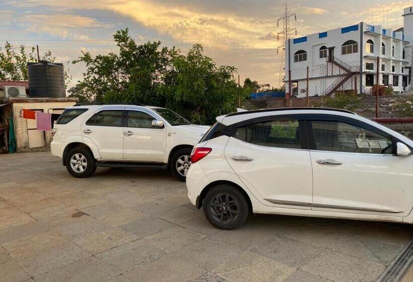 Отель Retro Forest Resort Lonavala