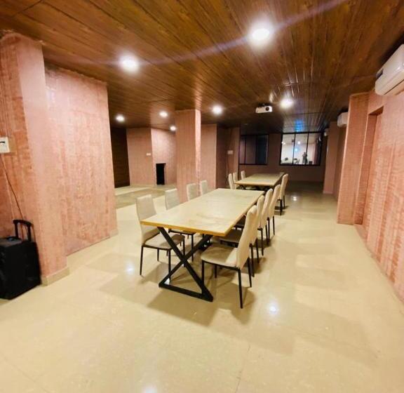 Отель Retro Forest Resort Lonavala