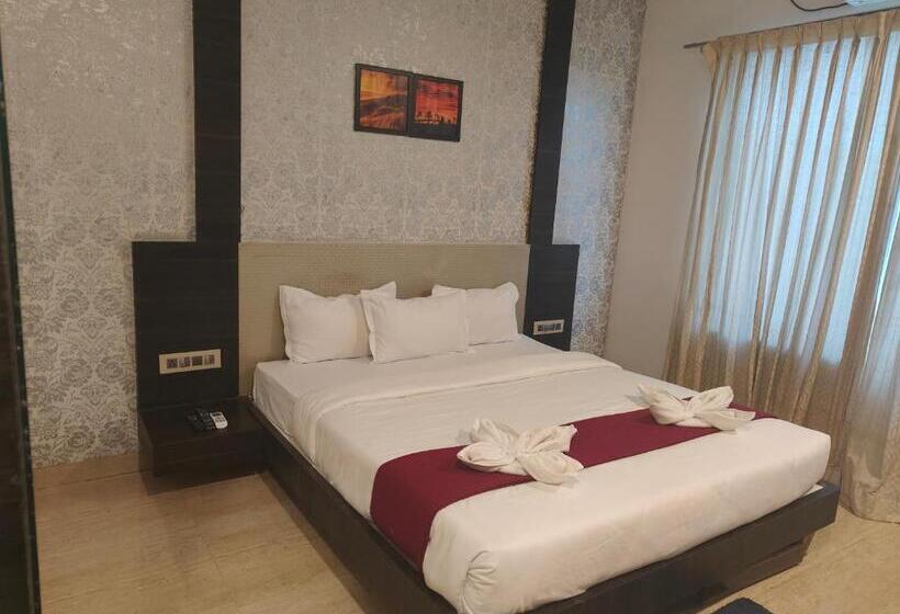 Отель Retro Forest Resort Lonavala