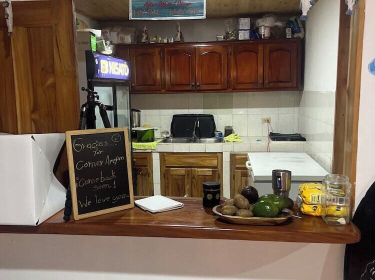 فندق Hostal La Perla