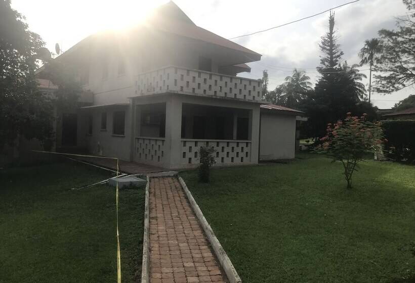 بنسيون Whispers Guest House