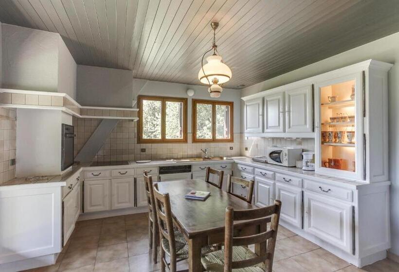 Отель Apartment Of 200m2, View Lake And Mountains