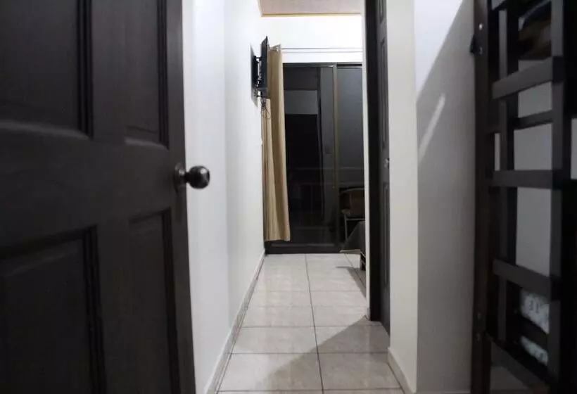 Hotelli Eskalami B&b Airport