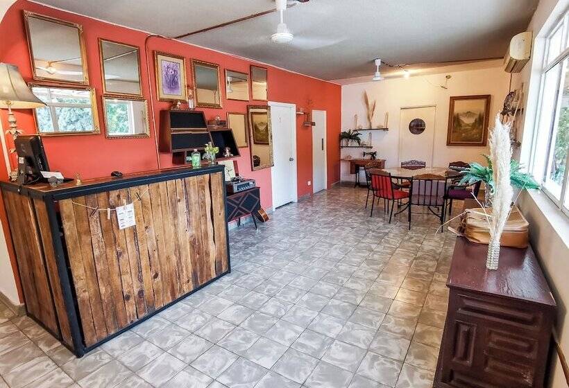 هتل Hostal Casa Los Abuelos