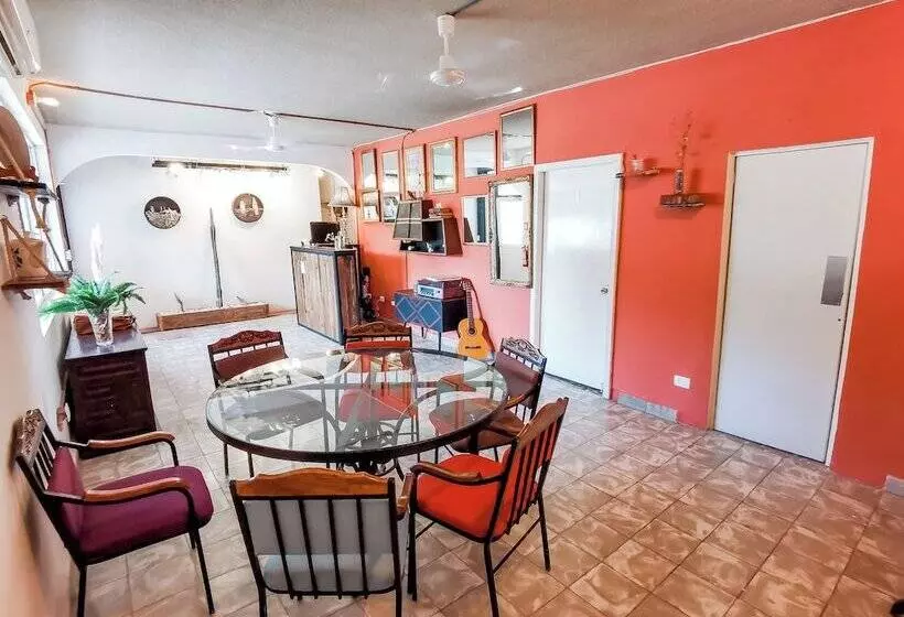 Hotelli Hostal Casa Los Abuelos