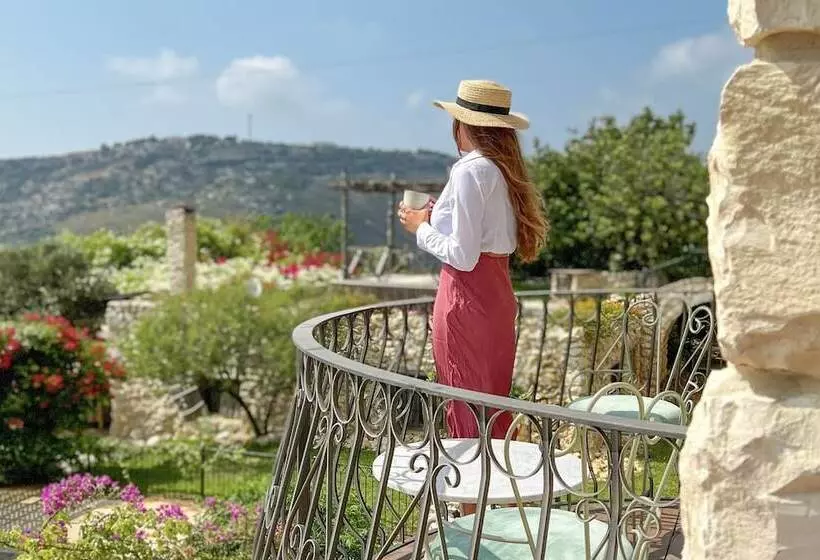 پانسیون Arnaoon Village