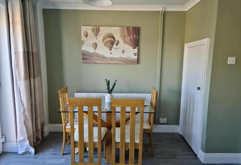 Пансион Oaksham Drive