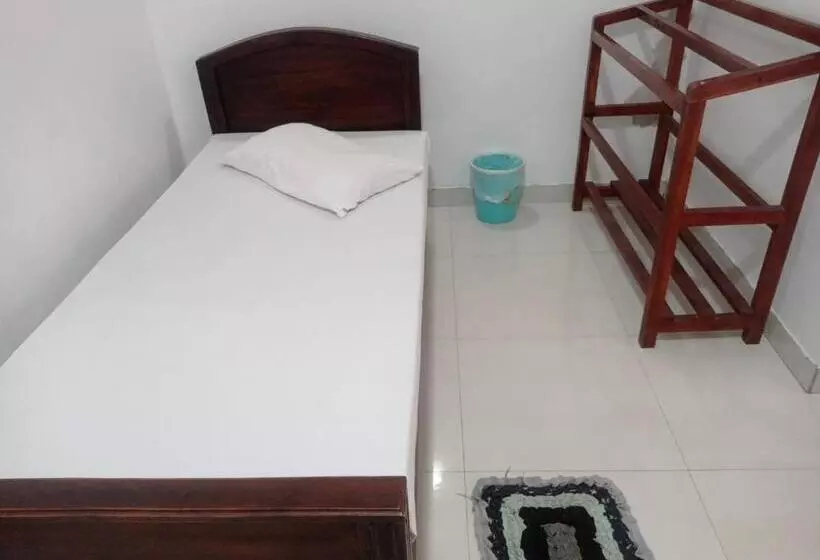 هتل Senanayaka Holiday Inn