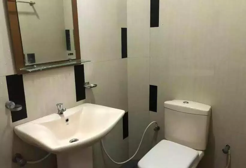 هتل Senanayaka Holiday Inn