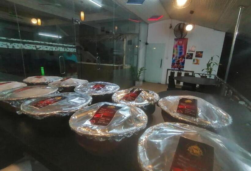 Hotel Step To Town Residence