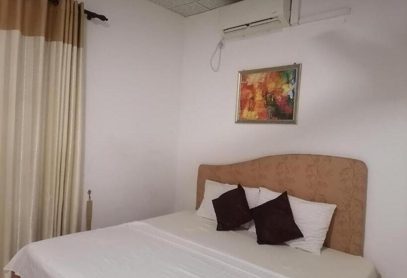 Hotel Step To Town Residence