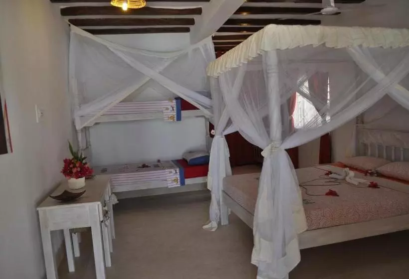 پانسیون Coral Village