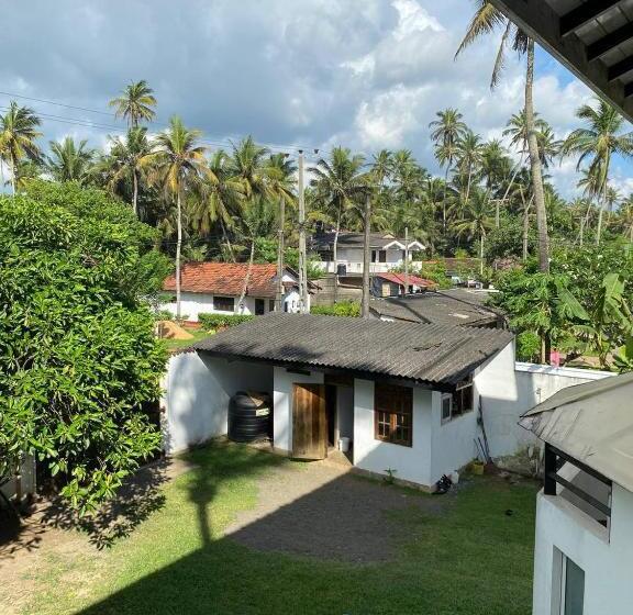 ペンション The Beach Talpe