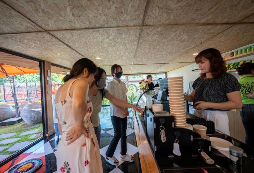 هتل Apple House & Coffee