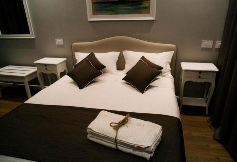 هتل Puzzle Pyramids Inn