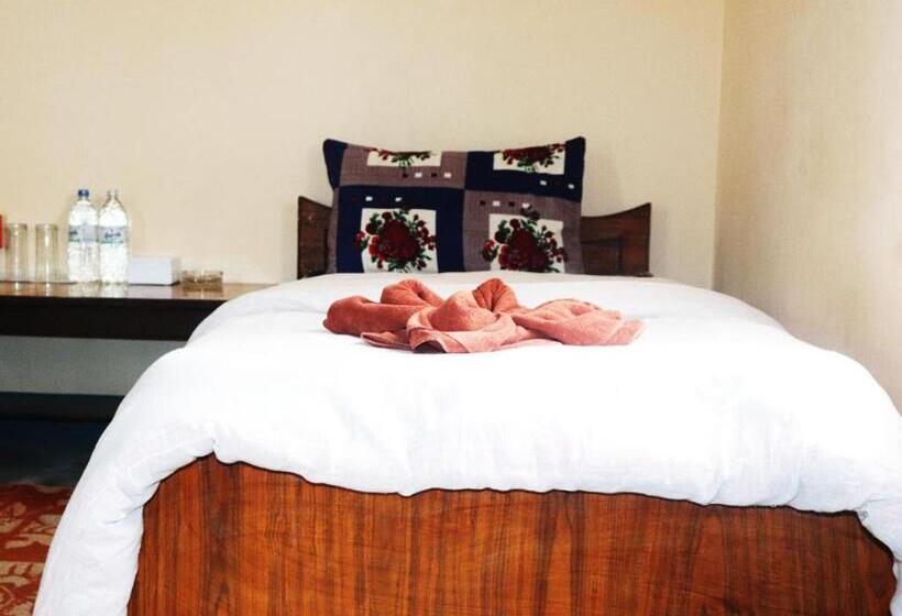 Szálloda Tharu Village