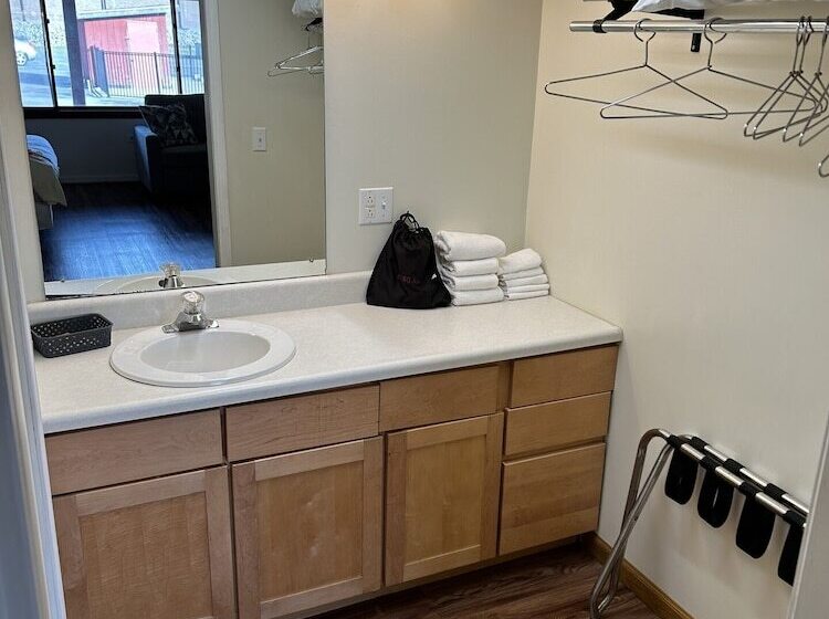 فندق Valley Inn And Suites