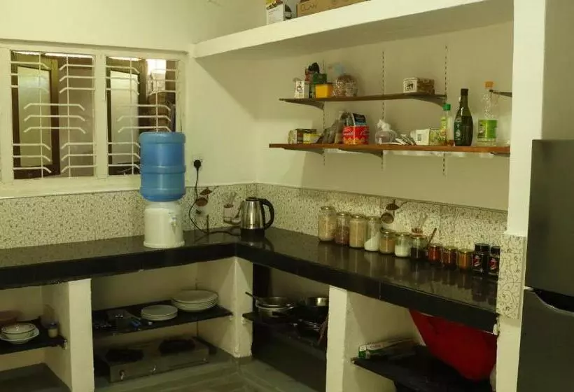 پانسیون The Drop In Madiha I Double Bedroom With Private Bathroom