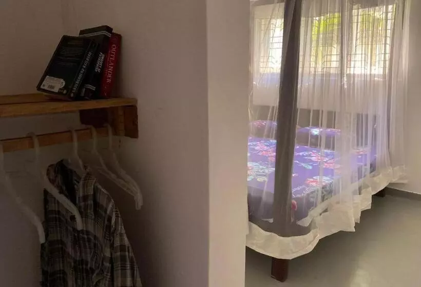 پانسیون The Drop In Madiha I Double Bedroom With Private Bathroom