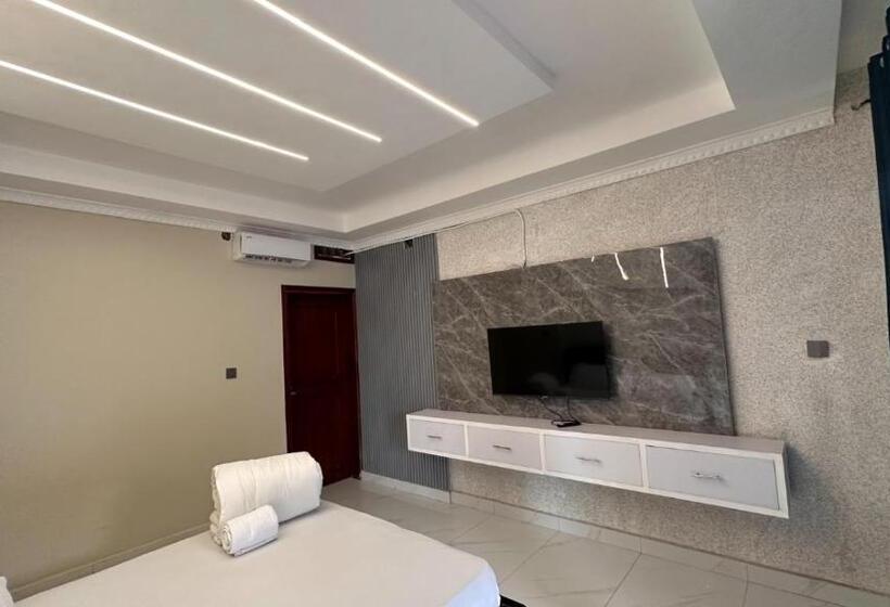 هتل Deluxe 10  Jinja Pool Apartments