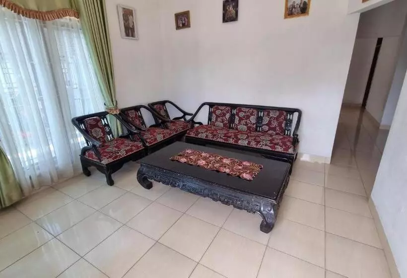 Hotelli Spot On 93367 Wisma Sidosari Syariah