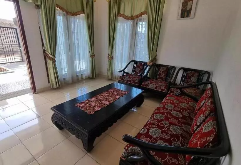 Hotelli Spot On 93367 Wisma Sidosari Syariah