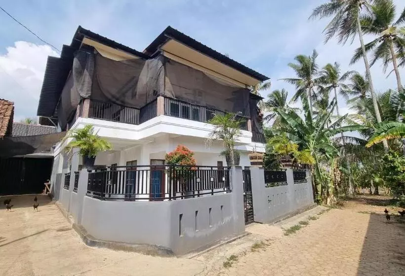 Hotelli Spot On 93367 Wisma Sidosari Syariah