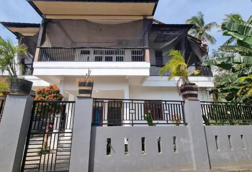 Hotelli Spot On 93367 Wisma Sidosari Syariah