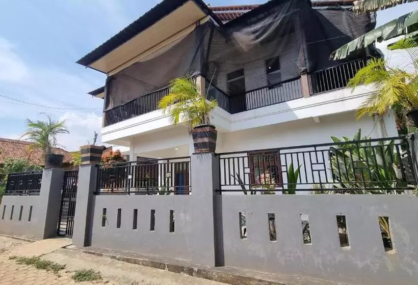 Hotelli Spot On 93367 Wisma Sidosari Syariah