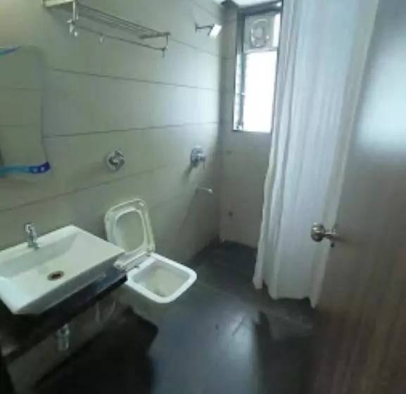 استراحتگاه Bluerock Hotel & Banquet Hall Gandhinagar