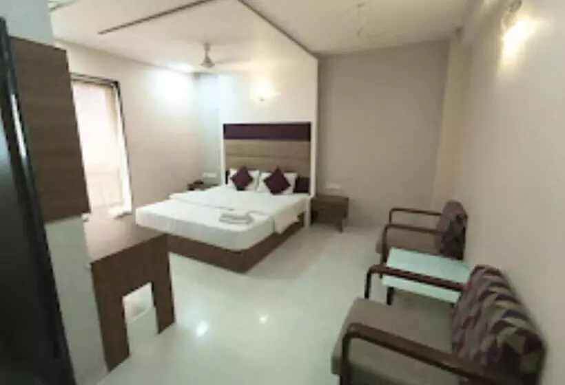 استراحتگاه Bluerock Hotel & Banquet Hall Gandhinagar