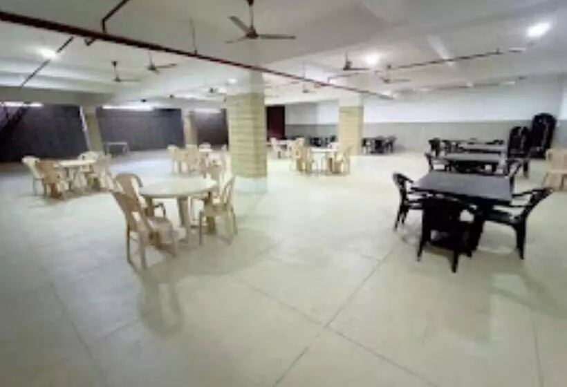 استراحتگاه Bluerock Hotel & Banquet Hall Gandhinagar