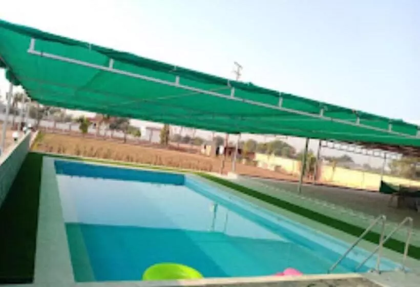 استراحتگاه Bluerock Hotel & Banquet Hall Gandhinagar