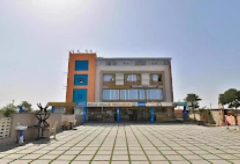 استراحتگاه Bluerock Hotel & Banquet Hall Gandhinagar