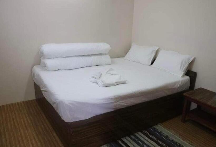 هتل Famous Resort