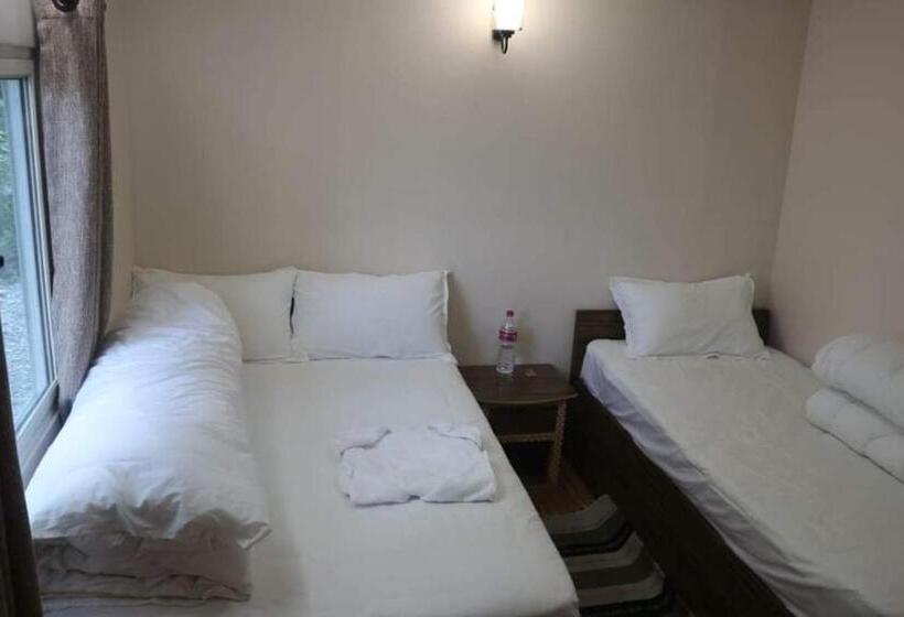 هتل Famous Resort