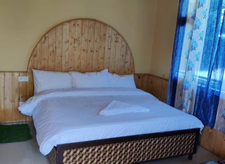 Pensão Above The River Behind The Forrest