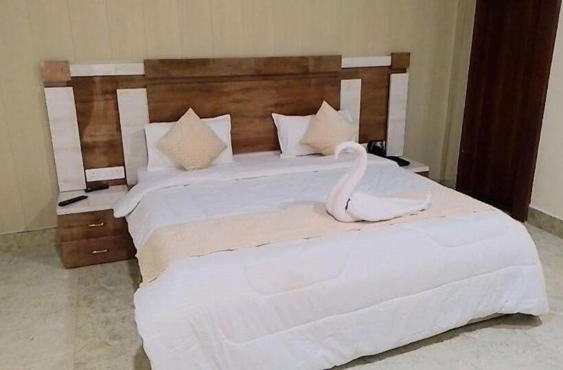 Отель The Royal Farm