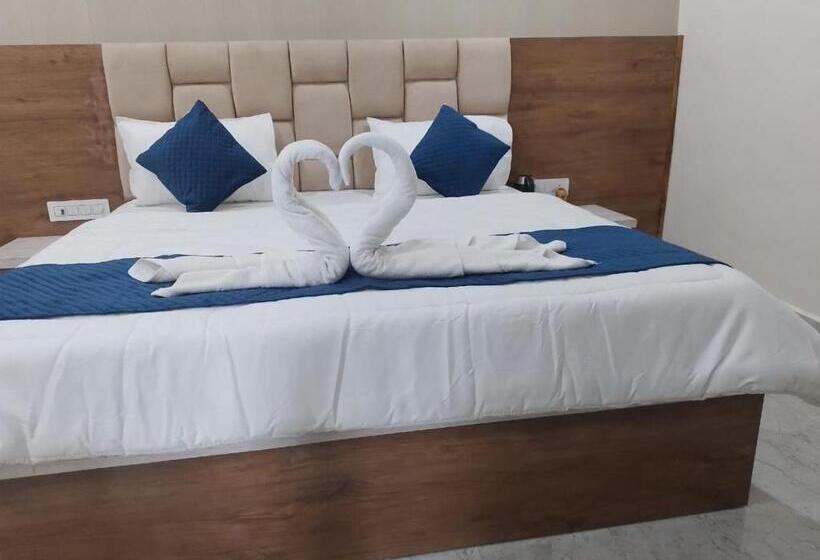 Отель The Royal Farm