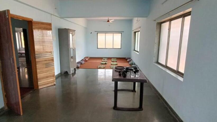 住宿加早餐  Shidori Foods