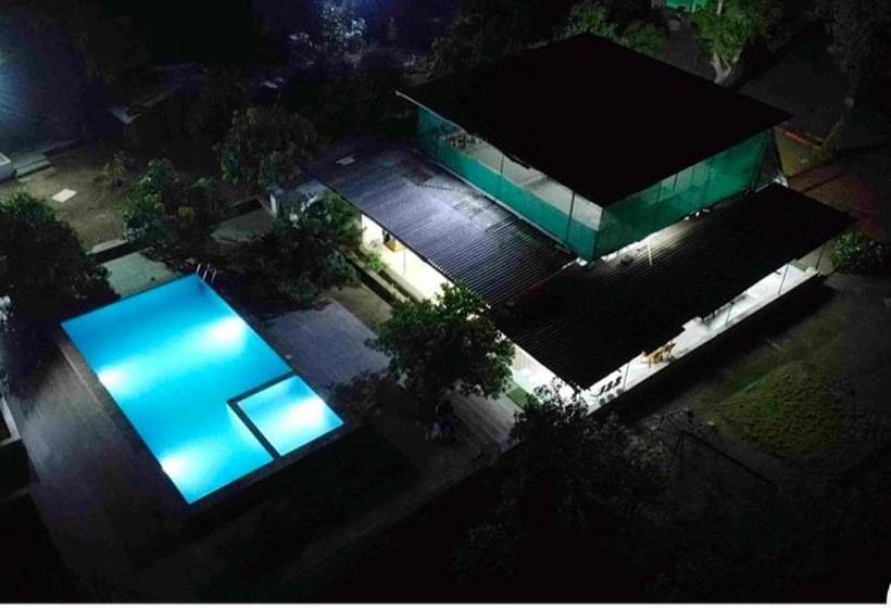 فندق Bonfire Farmhouse