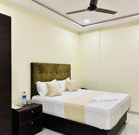 Szálloda Classio Inn   Near Kokilaben Hospital, Andheri West Mumbai