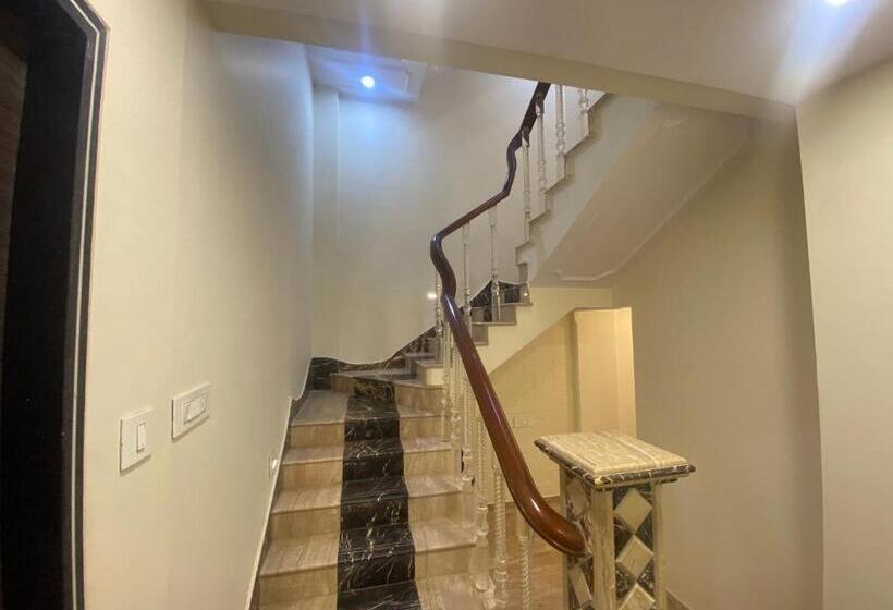 Szálloda Classio Inn   Near Kokilaben Hospital, Andheri West Mumbai